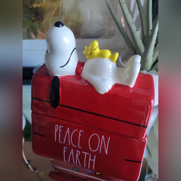 PEANUTS X RAE DUNN SNOOPY and WOODSTOCK Christmas Doghouse Cookie/Treat Jar 2023 - Picture 6 of 12